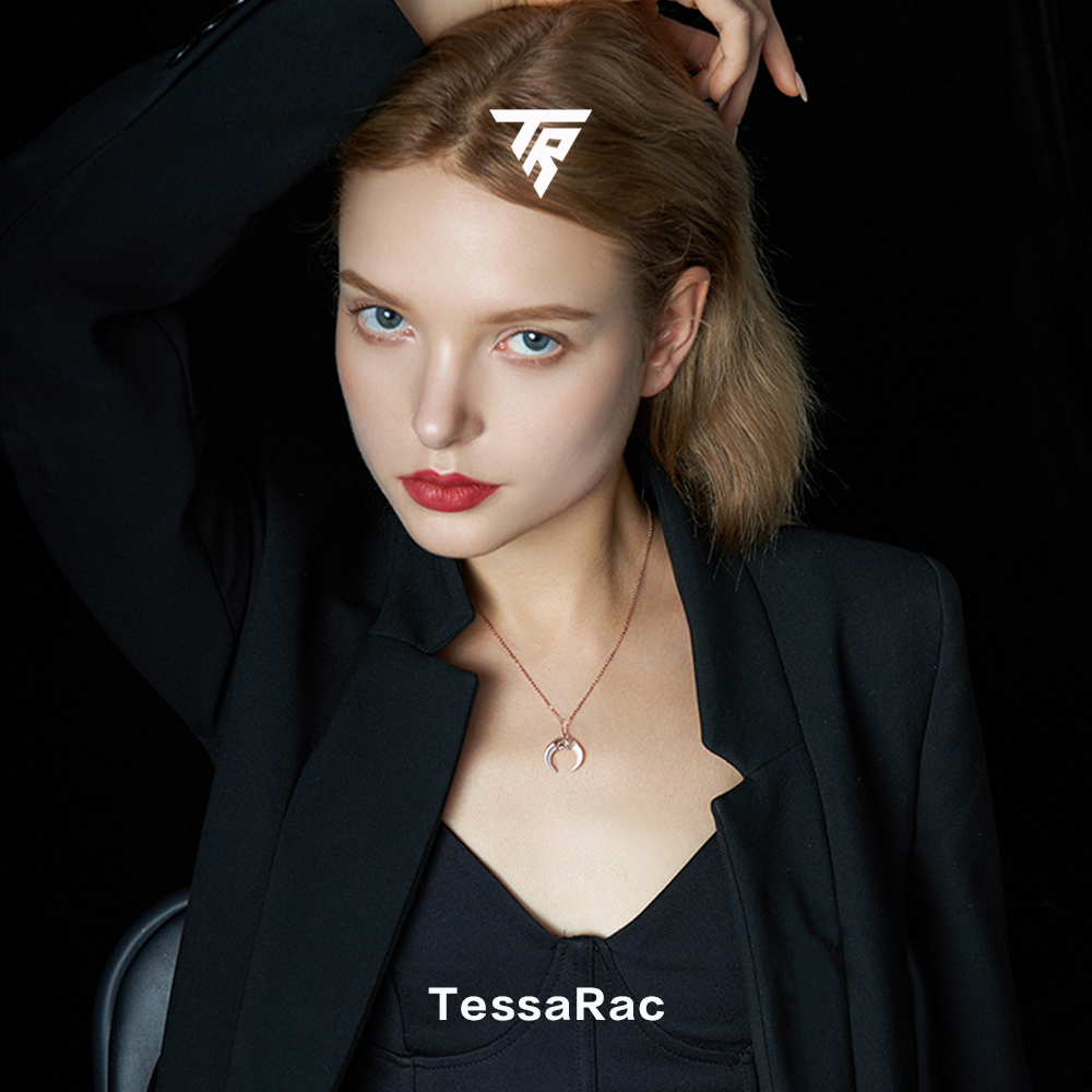 TESSARAC Moon diamond necklace is luxurious TR009